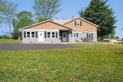 Image de Bring the whole family to this great home with an acre of room for fun.