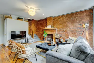 Image de Charming Charlies is the best of Baltimore in Federal Hill!