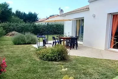 Image de Grande maison de vacances, 8 personnes, entre centre ville et mer, jardin clos