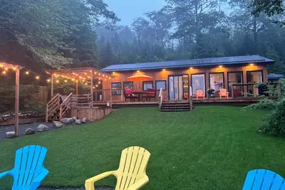 Image de Tranquil Lakeside Home w\/hot tub & sauna - 20 mins from city of Halifax!