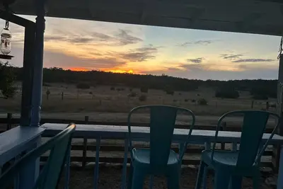 Image de Get some peace & quiet sitt’in on the big porch at Farmhouse@Spring branch Ranch