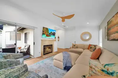 Image de Gorgeous! Walk to Beach! Pool & Patio! Fireplace! – It’s ‘Just Beachy’!