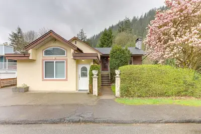 Image de House With River View One Block From Harrison Lake