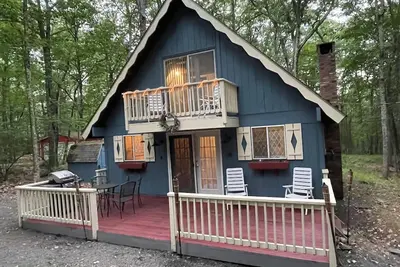 Image de Adorable Gingerbread Style cabin in gorgeous amenity filled lake\/pool community