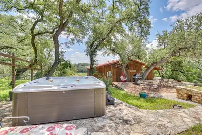Image de Waterfront Spicewood Home: Deck, Fire Pit & Grill