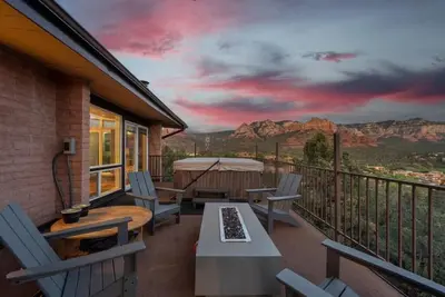 Image de Walk to Uptown with Breathtaking Views and HotTub!
