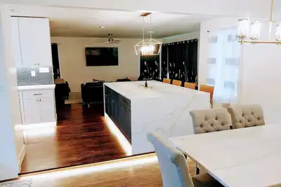 Image de Fully Remodeled Luxury L Streets Home: 4br/3ba, Quartz Finishes, Firepit