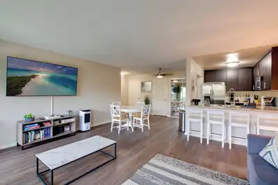 Image de Electric Blue Abode! Central and Oceanside