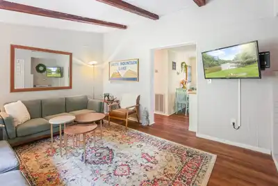 Image de Lakefront Condo w\/ Boat Launch! 20 Min to Smith Mtn Lake State Park!