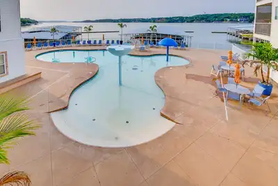 Image de Lake Views & Pool Access: Ozarks Condo!