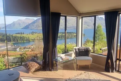 Image de Large Separate Dwelling With Panoramic Lake View 5min Walk to Queenstown Centre