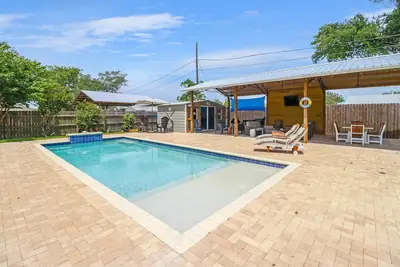 Image de Old South Oasis Boasts 5bd, Pool, Fenced Yard, Outdoor Palvilon & Kitchen!