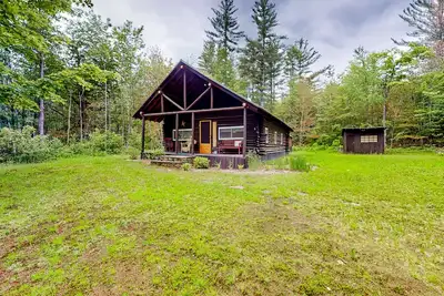Image de Quiet dog-friendly home with screened porch, deck, & firepit - golf nearby
