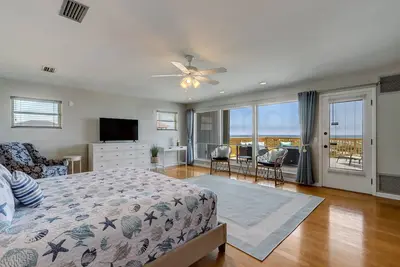 Image de Newly Listed! Welcome to this stunning oceanfront getaway! Magnificent 3 bedroom, 2 bathroom home!