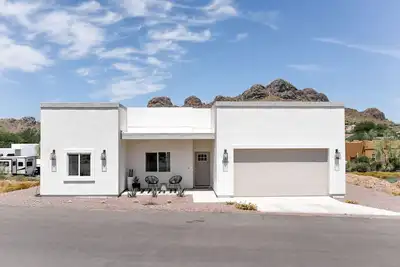 Image de Newly Built Home with Mountain Views perfect for your next Desert Escape