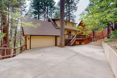 Image de Serene lakefront getaway with game room, fireplace, & washer/dryer