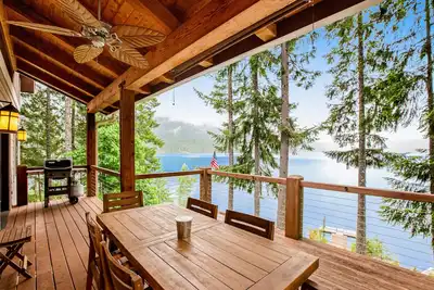 Image de Inviting waterfront home with game room, mountain view & kayaks