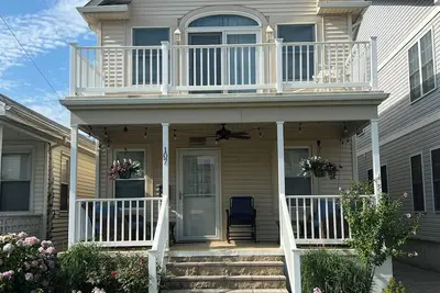 Image de 1/2 block from beach, spacious rooms, great backyard, cozy porch, 1 car driveway