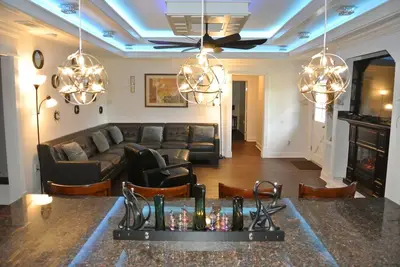 Image de Gated! Luxurious + Upscale! 5Bedrooms + 5Kings! Just Remodeled! New Furnishings!