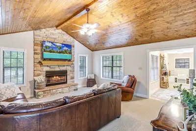 Image de Enjoy 1. 3 wooded acres and location to amenities Holly Lake has to offer.