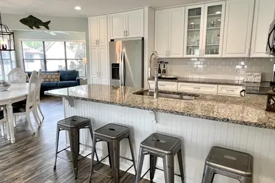 Image de Bright, newly updated 3 Br 2 Ba condo - Walk to Pier and Village!