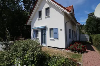 Image de Kleines Ferienhaus mit GrundstĂĽck in Dierhagen