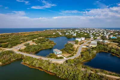 Image de Beautifully designed lakefront retreat in a private and serene corner of Avon