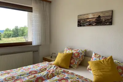 Image de 2023 Komplett Renovierte, Stadtnahe Ferienwohnung im Grünen