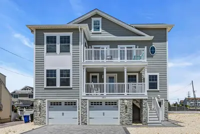 Image de Phil103 | 6br 3. 5ba Reverse living floorplan w/ Ocean views, 3 levels + garage, 8 badges
