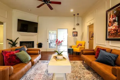 Image de Artsy Retreat 3\/2 w\/ Bonus Room