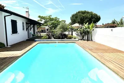 Image de Maison au calme avec piscine et proche des ports