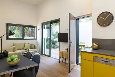 Image de Tel Aviv Magic - 2-Br Stylish Home with Garden!
