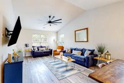 Image de Affordable condo with pool, balcony, deck, full kitchen, washer/dryer, & Tv