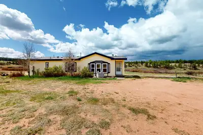 Image de Dog-friendly home with a furnished deck, washer/dryer, & incredible views