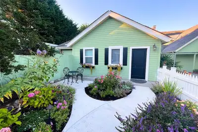 Image de New! Charming Cottage in Seaside Village Walk to Beach, Food, Coffee, Farmers Mkt.