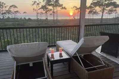 Image de Captivating Bay Front home with stunning sunsets\nNew dock/kayak launch in 2025!
