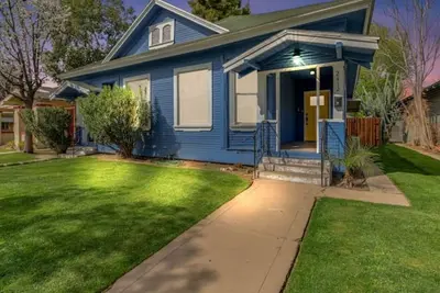 Image de Beautiful Downtown Apt - Bakersfield (Westchester)