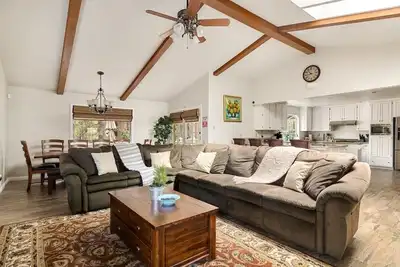 Image de 5 Bedroom/11 Bed Home | HotTub | Firepit