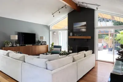 Image de Sunny Coastal Home in a vibrant ocean side community.
