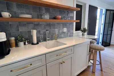 Image de Designer Beach Home, 4 Bedrooms & 4 Bathrooms.