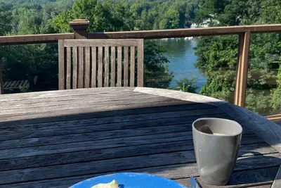 Image de Enjoy Candlewood Lake in Gorgeous, Open Family Home