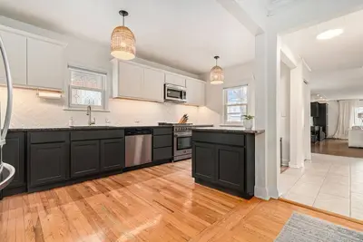 Image de 3 Living Rooms, 2 Garages, Gym & Chef’s Kitchen! Room for the Whole Group!