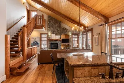 Image de Newer 4 Bdrm Cabin, 2 family rooms, Hot Tub, Shuttle Route