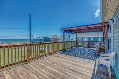 Beach View steps away from pedestrian beach!