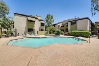Phoenix Townhome w/ Community Pool - Near Golf!