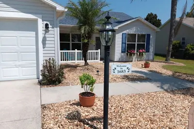 Image de Paradise Village home in perfect golfing and recreation center location.