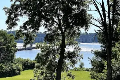 Image de Riverview Orchard 1: Mississippi River & Dam View