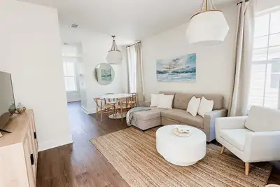 Image de Newly renovated Cottage — Just steps from the Beach & Downtown