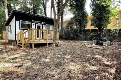 Image de An Alice in Wonderland Themed Tiny Home, Fully-Fenced & Pet-Friendly