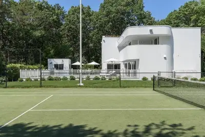 Image de Spectacular East Hampton with private tennis court and pool
